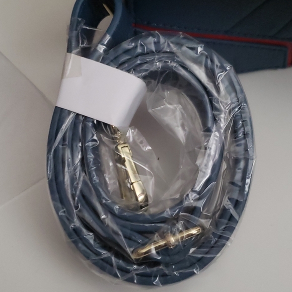 Loungefly Captain Marvel Crossbody/Wallet set - Picture 4 of 7